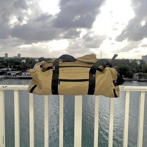 Beige Duffelryggsäck (BLEM) • Handgjord Duck Canvas 40L • Slitstark rese- och gymväska från Stuccio