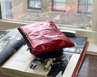 Czerwona prosta saszetka z PVC z zamkiem błyskawicznym | Ręcznie robiona | Wytrzymały organizer na co dzień | STÜCCIO