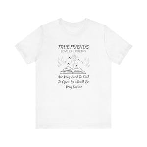 Unisex Poetry Tee: Prawdziwi przyjaciele kochają życie, prezent literacki, koszulka dla miłośników książek, koszulka z cytatem o przyjaźni, odzież codzienna