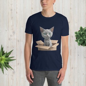 Camiseta de gato fofa – Camiseta gráfica de gato malhado cinza para amantes de gatos | Camiseta unissex de algodão macio | Design minimalista e aconchegante para animais de estimação
