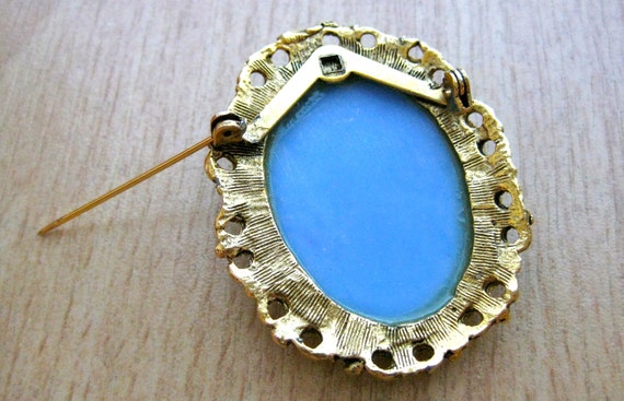 Vintage 60s Florenza Style Cameo Brooch Pin - image 2