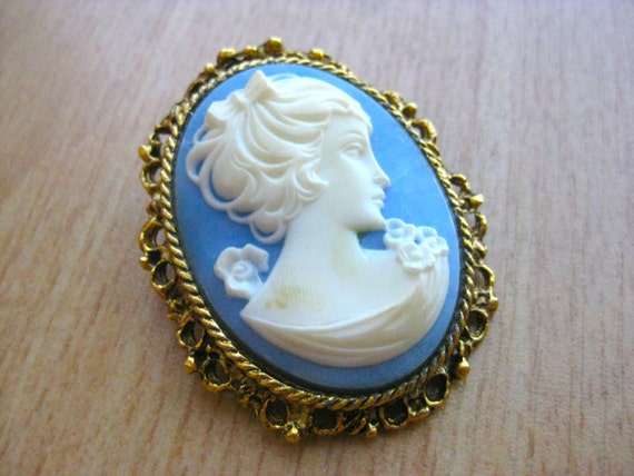 Vintage 60s Florenza Style Cameo Brooch Pin - image 4