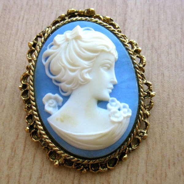 Vintage 60s Florenza Style Cameo Brooch Pin