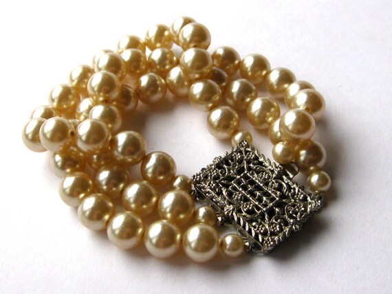 Vintage 50s 60s Triple Strand Faux Pearl and Fili… - image 3