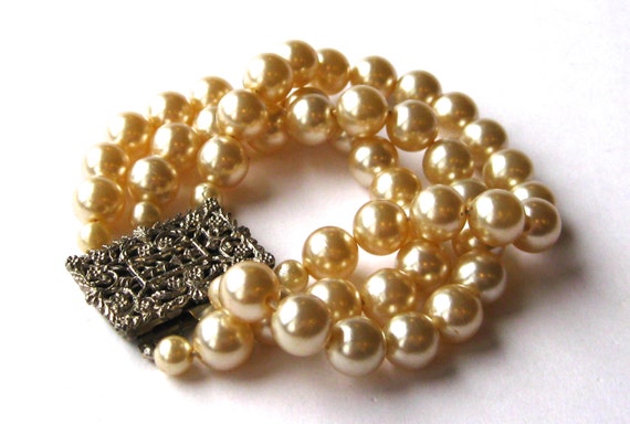 Vintage 50s 60s Triple Strand Faux Pearl and Fili… - image 2