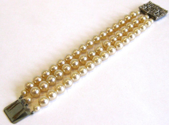 Vintage 50s 60s Triple Strand Faux Pearl and Fili… - image 4