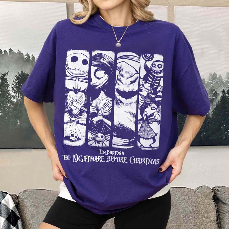 Peut inclure: Un t-shirt violet &agrave; manches courtes avec une impression graphique blanche repr&eacute;sentant des personnages de L'&Eacute;trange No&euml;l de monsieur Jack de Tim Burton. Le motif se compose de quatre panneaux verticaux montrant Jack Skellington, Sally, Oogie Boogie et d'autres figures.