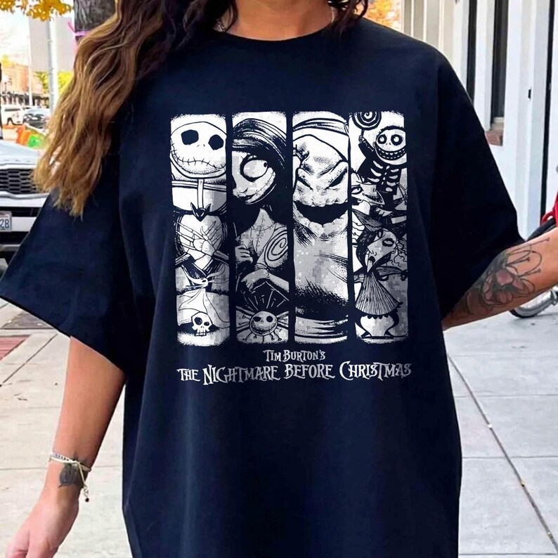 Peut inclure: Un t-shirt noir &agrave; manches courtes avec une impression graphique blanche repr&eacute;sentant des personnages de The Nightmare Before Christmas de Tim Burton. Le motif se compose de quatre panneaux verticaux montrant Jack, Sally, Oogie Boogie et Zero.