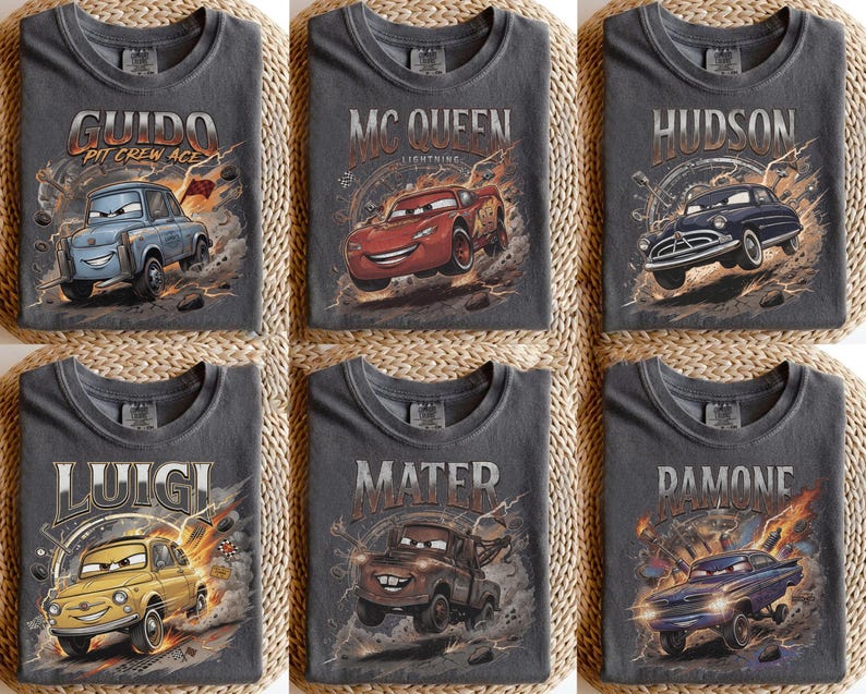 Pode incluir: Seis camisetas cinza-carv&atilde;o com estampas gr&aacute;ficas de personagens de carros animados. Cada camiseta exibe um nome de personagem &uacute;nico, incluindo Guido, Mc Queen, Hudson, Luigi, Mater e Ramone, com cenas de corrida din&acirc;micas.