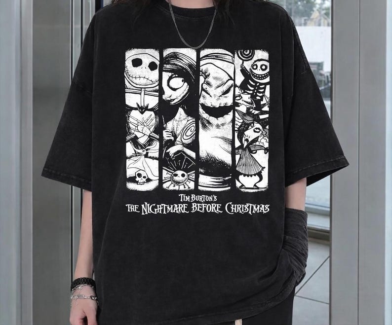 Peut inclure: Un t-shirt noir &agrave; manches courtes avec une impression graphique blanche repr&eacute;sentant des personnages de Tim Burton's The Nightmare Before Christmas. Le motif se compose de quatre panneaux verticaux avec divers personnages et le titre du film.