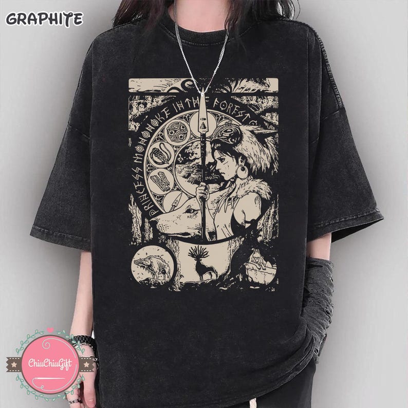 Puede incluir: Camiseta negra con estampado gr&aacute;fico que presenta el texto "PRINCESS MONONOKE IN THE FOREST" y una ilustraci&oacute;n de una mujer, un lobo y animales del bosque. La camiseta tiene mangas cortas y un corte holgado. La palabra "GRAPHITE" est&aacute; impresa arriba a la izquierda.