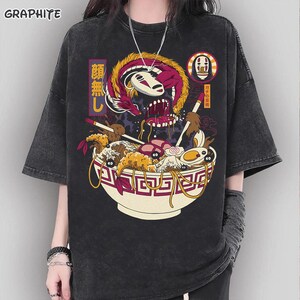 K&ouml;nnte beinhalten: Graphitgraues T-Shirt mit einem farbenfrohen Anime-Motiv einer Ramen-Sch&uuml;ssel, einem Drachen und Figuren. Das Design enth&auml;lt japanischen Text und eine dekorative Sch&uuml;ssel.