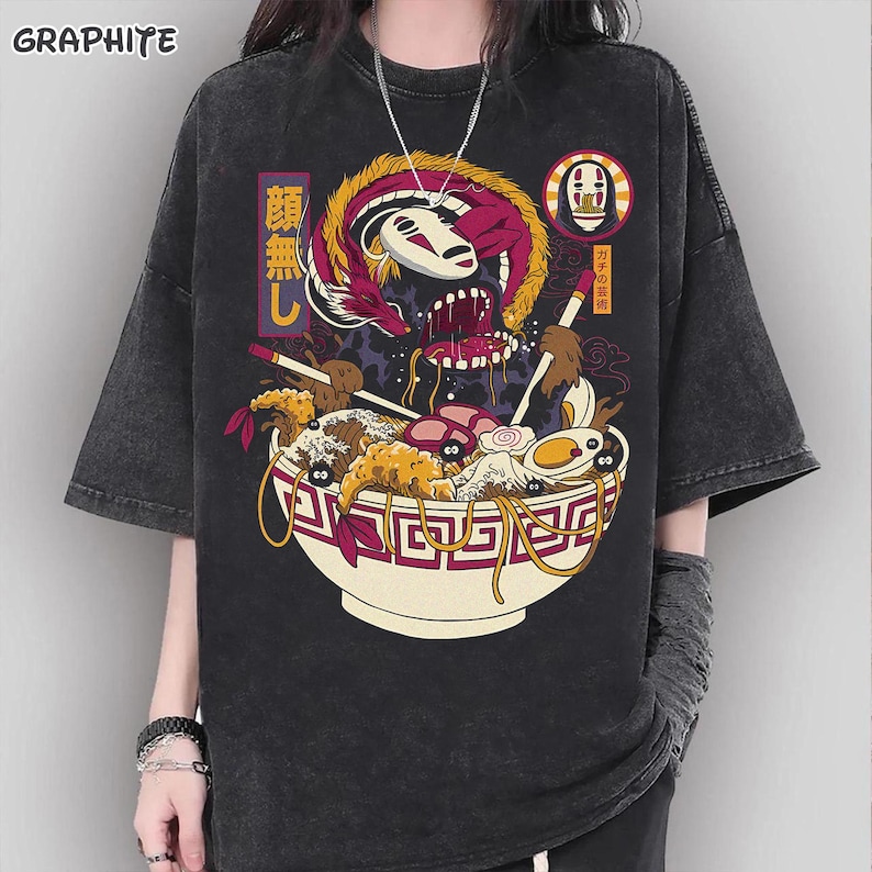 K&ouml;nnte beinhalten: Graphitgraues T-Shirt mit einem farbenfrohen Anime-Motiv einer Ramen-Sch&uuml;ssel, einem Drachen und Figuren. Das Design enth&auml;lt japanischen Text und eine dekorative Sch&uuml;ssel.