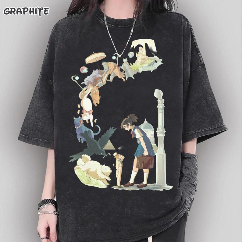 Puede incluir: Camiseta negra con estampado gr&aacute;fico de estilo anime. El dise&ntilde;o presenta una colegiala, gatos y otros elementos fant&aacute;sticos. La palabra "GRAPHITE" est&aacute; impresa en la parte superior izquierda.
