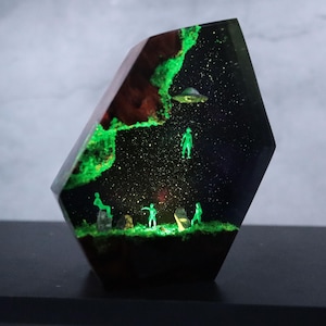 Green Alien Resin Lamp, Alien Spaceship, UFO Alien Statute, Gifts For Space Lovers, Birthday Gifts, Gift For Kids, Mother's Day Gifts.