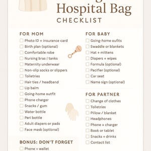 Puede incluir: Una lista de verificación titulada "Packing Hospital Bag" con secciones para Mamá, Bebé, Pareja y artículos adicionales. Incluye ilustraciones de un bolso de pañales, un sonajero y manoplas para bebés. El texto es de color marrón suave sobre fondo crema.