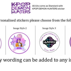 Może przedstawiać: Wyb&oacute;r spersonalizowanych naklejek o r&oacute;żnych wzorach. Naklejki przedstawiają ilustracje postaci z kresk&oacute;wek i tekst, w tym "KPOP DEMON HUNTERS" i "Dziękuję za przybycie na moje przyjęcie". Naklejki są okrągłe i występują w r&oacute;żnych stylach.