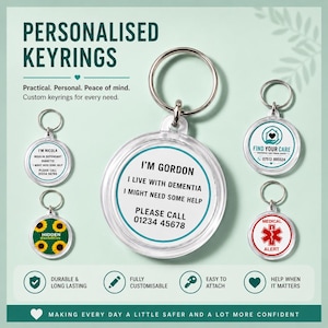 Peut inclure: Plusieurs porte-clés personnalisés avec des designs et du texte variés. Un porte-clés indique "I'M GORDON I LIVE WITH DEMENTIA I MIGHT NEED SOME HELP PLEASE CALL 01234 45678". D'autres porte-clés incluent une alerte médicale et des handicaps cachés.