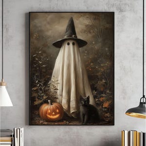 Puede incluir: Una obra de arte enmarcada con temática de Halloween. Representa un fantasma con un sombrero de bruja, una calabaza tallada y un gato negro. La obra tiene un estilo vintage, con una paleta de colores apagados de marrones, verdes y cremas.