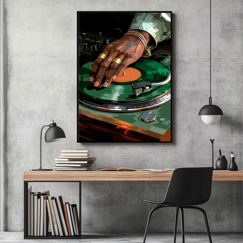 Pode incluir: Uma impress&atilde;o art&iacute;stica emoldurada retrata a m&atilde;o de um DJ com an&eacute;is e pulseiras douradas em um disco de vinil verde. A obra de arte &eacute; colocada contra uma parede de concreto cinza, com uma mesa, uma l&acirc;mpada e uma cadeira em primeiro plano.