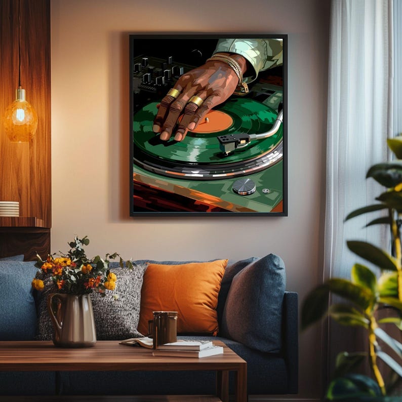 Pode incluir: Uma impress&atilde;o art&iacute;stica emoldurada com um close-up da m&atilde;o de um DJ em um disco de vinil verde. A m&atilde;o tem an&eacute;is e pulseiras douradas. A plataforma girat&oacute;ria est&aacute; em um fundo verde e preto.