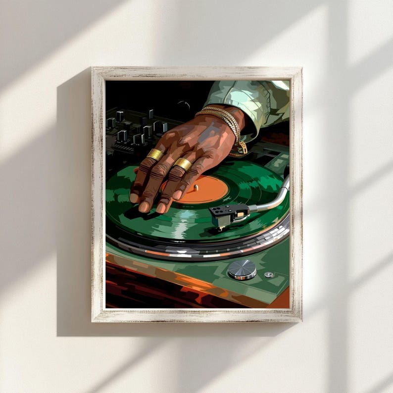 Pode incluir: Impress&atilde;o art&iacute;stica emoldurada com a m&atilde;o de um DJ com an&eacute;is e pulseiras douradas em uma plataforma girat&oacute;ria. O disco de vinil verde tem um centro laranja. A obra de arte tem uma est&eacute;tica vintage e estilizada.