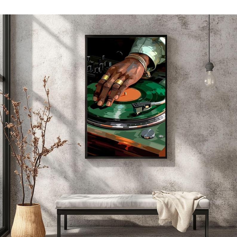 Pode incluir: Uma impress&atilde;o art&iacute;stica emoldurada retrata a m&atilde;o de um DJ com an&eacute;is e pulseiras douradas em um disco de vinil verde. A vitrola est&aacute; contra uma parede cinza texturizada, com um banco e um vaso decorativo em primeiro plano.