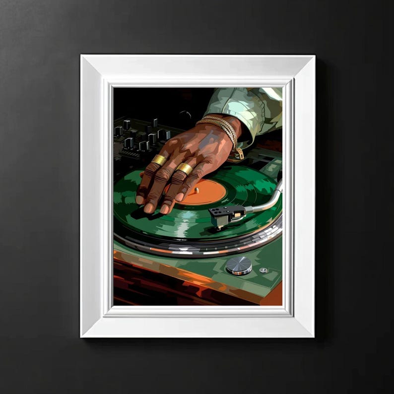 Pode incluir: Impress&atilde;o art&iacute;stica emoldurada com a m&atilde;o de um DJ com an&eacute;is e pulseiras douradas em uma plataforma girat&oacute;ria. O disco de vinil verde tem um centro laranja. A obra de arte est&aacute; em um fundo preto.