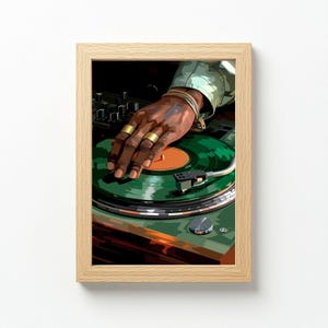 Pode incluir: Impress&atilde;o emoldurada com a m&atilde;o de um DJ com an&eacute;is e pulseiras douradas, manipulando um disco de vinil verde em uma plataforma girat&oacute;ria. A obra de arte tem uma paleta de cores quentes, com foco nos detalhes do equipamento.