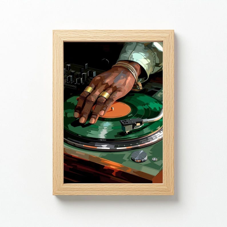 Pode incluir: Impress&atilde;o emoldurada com a m&atilde;o de um DJ com an&eacute;is e pulseiras douradas, manipulando um disco de vinil verde em uma plataforma girat&oacute;ria. A obra de arte tem uma paleta de cores quentes, com foco nos detalhes do equipamento.