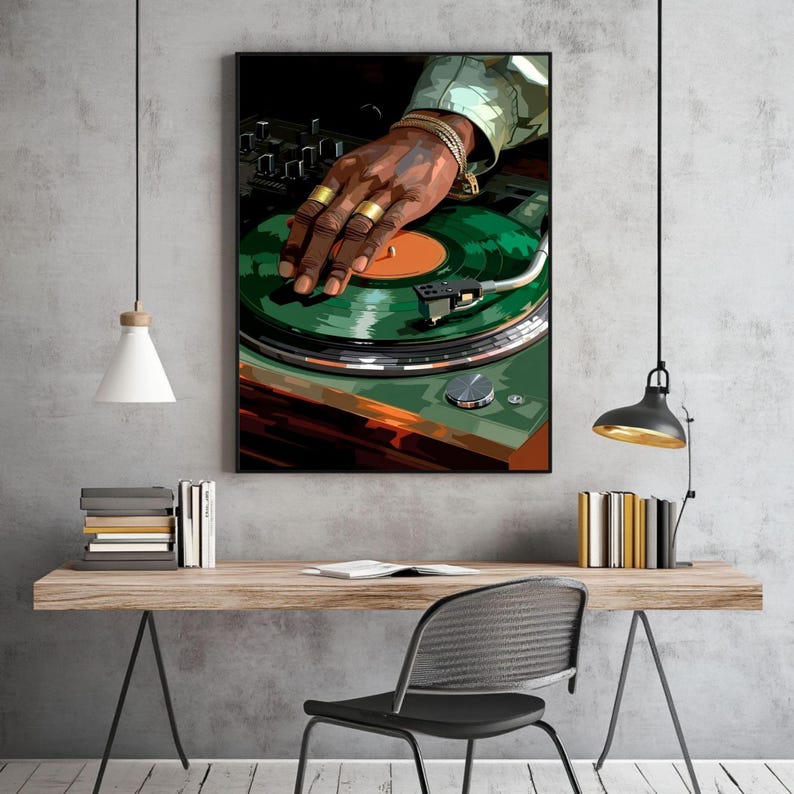 Pode incluir: Uma obra de arte emoldurada retrata uma m&atilde;o com an&eacute;is e pulseiras douradas em uma vitrola verde. A obra de arte tem uma moldura preta e &eacute; exibida em uma mesa de madeira. A imagem tem um estilo art&iacute;stico moderno.