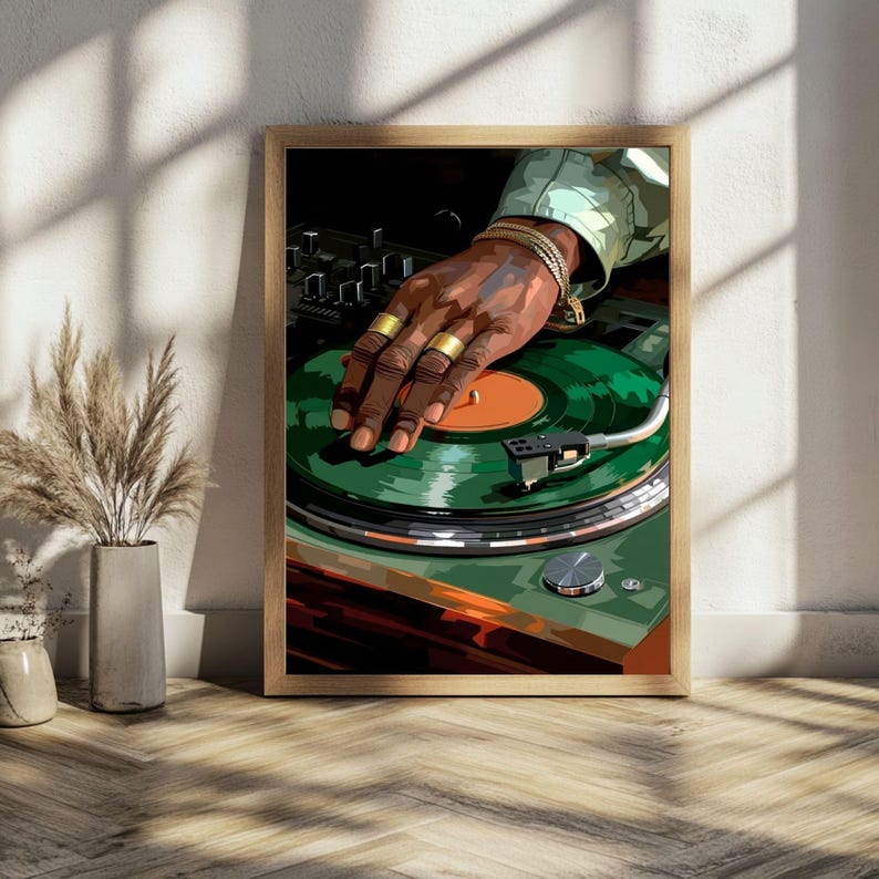 Pode incluir: Uma impress&atilde;o art&iacute;stica emoldurada retrata a m&atilde;o de um DJ com an&eacute;is e pulseiras douradas em uma plataforma girat&oacute;ria. O disco de vinil &eacute; verde com um centro laranja. A obra de arte &eacute; exibida em um piso de madeira, com uma paleta de cores quentes.