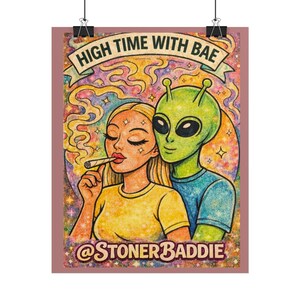 Puede incluir: Un póster con una ilustración de dibujos animados de una mujer y un extraterrestre. La mujer está fumando un cigarrillo y el extraterrestre la abraza. El póster tiene el texto "HIGH TIME WITH BAE" y "@STONERBADDIE". La paleta de colores incluye amarillo, verde y rosa.