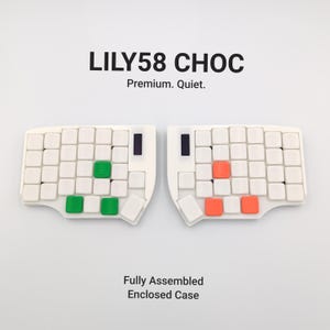Op de afbeelding: Twee witte ergonomische toetsenborden met vierkante toetsen, sommige in groen en oranje. De toetsenborden zijn gemarkeerd met "LILY58 CHOC" met "Premium. Quiet." eronder. De tekst "Fully Assembled Enclosed Case" staat onderaan.