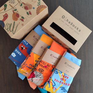 Geschenkdoos pratende sokken – grappige niet-overeenkomende sokken met aanhalingstekens, set van 4 paar, cadeau voor haar of hem, uniseks gewaagde statement-sokken