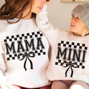 Coquette Bow Mama Mini svg png, Bow Varsity Font png, Match Mama Mini png, Mors dag svg, Mama Mini skjorta png, Coquette Mama skjorta design