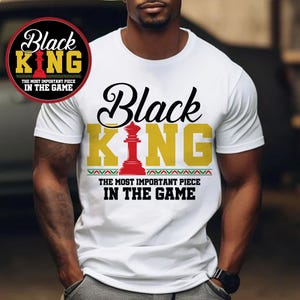 Peut inclure: T-shirt blanc avec l'inscription "Black King" en noir et or, avec une pièce d'échecs rouge. L'expression "The Most Important Piece In The Game" est en dessous du texte principal. Un logo circulaire avec le même texte est à gauche.