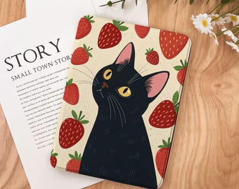 Puede incluir: Ilustración de un gato negro con ojos amarillos y orejas rosas sobre un fondo crema, rodeado de fresas rojas. La imagen está en una funda rectangular, probablemente para una tableta o lector de libros electrónicos. La palabra "STORY" es visible en un papel blanco.