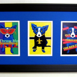 CADRE George Rodrigue Blue Dog « Throw Me Something F.E.M.A. » Trio de cartes postales - CHOIX de couleur mate - 22 po x 12 po