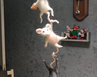 Mäuse aus Wollfilz. Sammelfiguren von Mäusen. Hungrige Maus. Wollskulpturen. Kreative Dekoration. Wollspielzeug. Geburtstagsgeschenk.