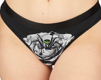 Ragno nero e verde su una rosa bianca perizoma nero