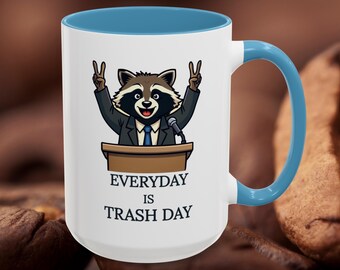Tazza da caffè "Ogni giorno è spazzatura" con scritta "Presidential Raccoon" / 15 oz