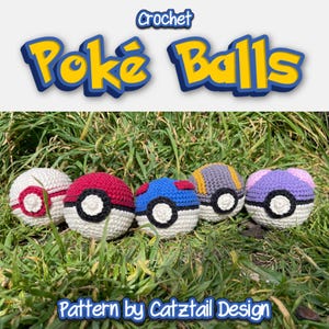 Könnte beinhalten: Gehäkelte Poké Bälle in verschiedenen Farben, darunter Rot, Blau und Lila, auf grünem Gras. Das Bild enthält den Text "Crochet Poké Balls" und "Pattern by Catztail Design."