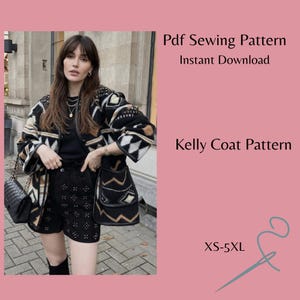 Könnte beinhalten: Ein PDF-Schnittmuster für den Kelly-Mantel, erhältlich als Sofort-Download in den Größen XS-5XL. Das Bild zeigt einen Mantel mit schwarz-weiß-beigem geometrischem Muster, getragen über einem schwarzen Oberteil und schwarzen Shorts mit gesteppter Umhängetasche.