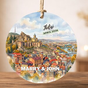 Adorno de viaje personalizado de Tiflis, Georgia, recuerdo personalizado del casco antiguo, regalo de viaje de cerámica