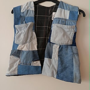 gilet patchwork jean, réversible carreaux et patchs punk, gothique, alt, upcycling, slow fashion, alternative aesthétic