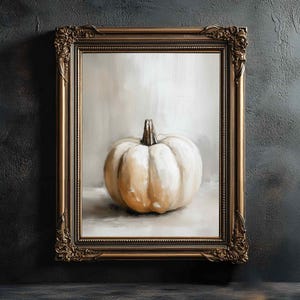 Puede incluir: Pintura enmarcada de una calabaza blanca con tallo marrón. La calabaza presenta suaves sombras en blanco y naranja claro. El marco dorado ornamentado añade un toque de elegancia a la obra, sobre un fondo neutro.