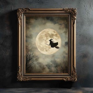 Puede incluir: Una obra de arte enmarcada en un marco dorado ornamentado representa una bruja silueteada contra una luna llena, montada en una escoba. El fondo es oscuro y nublado. Se ven ramas de árboles desnudas.