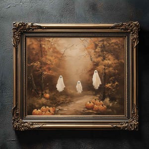 Puede incluir: Pintura enmarcada que presenta una escena otoñal fantasmal. Tres fantasmas blancos flotan por un camino en un bosque con follaje naranja y marrón. Las calabazas están esparcidas en primer plano. El marco dorado ornamentado añade un toque vintage.