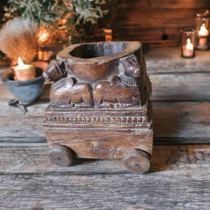 Vintage handgemaakte houten kar met vier koeienkoppen – antiek Indiaas decor